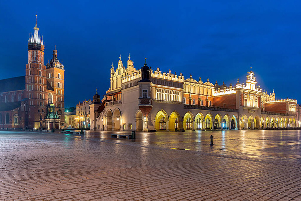 Cracovia. Piazza del mercato nelle luci notturne all'alba
. - Foto, immagini