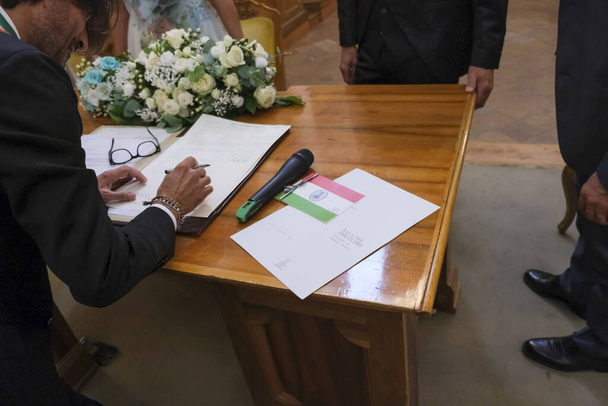 Polgármester olvassa közös házassági anyakönyvi kivonatot polgári Cerimiona esküvők Olaszország - Fotó, kép