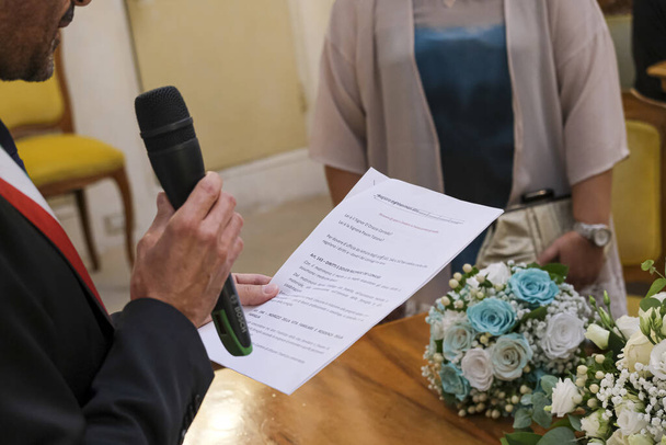 Belediye başkanı İtalya 'da sivil cerimiona düğünleri için ortak evlilik belgesi okuyor. - Fotoğraf, Görsel