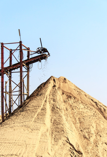 hiekkakuljetin, hiekkateollisuus rakennuksia ja teollisuutta varten
 - Valokuva, kuva