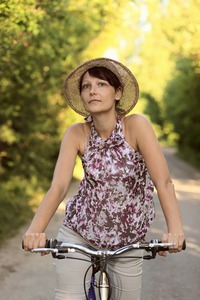 Donna in bicicletta - Foto, immagini