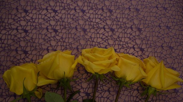 keltainen ruusut vaaleanpunainen tausta kukkakimppu
 - Valokuva, kuva