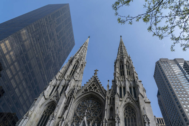 new york saint patrick cathedral unusual view - Foto, Imagen
