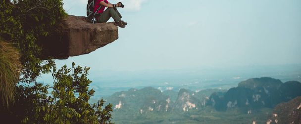 Vrouwelijke fotograaf maakt foto op bergtop - Foto, afbeelding