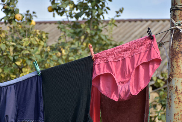 roupas lavadas penduradas em uma corda
 - Foto, Imagem