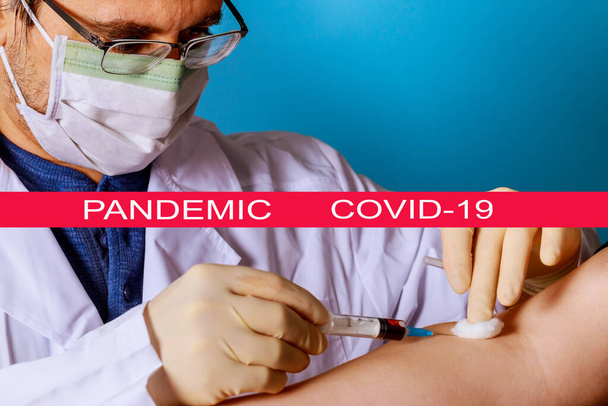 Глобальна пандемія з коронавірусом COVID-19 лікаря, який приймає аналіз крові з вени руки
 - Фото, зображення