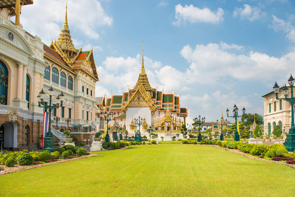Complejo del Gran Palacio, vista a Chakri Maha Prasat Throne Hall y Dusit Maha Prasat Hall. Bangkok, Tailandia
 - Foto, Imagen