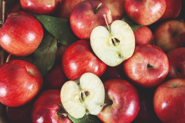 különböző piros és ragyogó alma háttér . - Fotó, kép