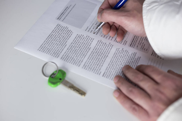 kezek aláírása jelzáloghitel dokumentum, zöld ház kulcsok, üzleti koncepció - Fotó, kép