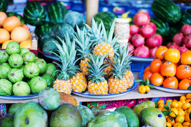 fresh fruits and pineapples on the shelves of the market - Foto, Imagem