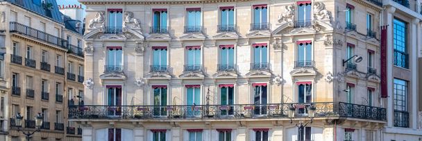 Paříž, typická fasáda a okna, krásná budova na Montmartru - Fotografie, Obrázek