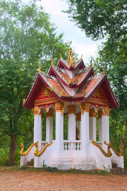 Buddhistická svatyně ukrytá v lese poblíž Luan Prabang, Laos. - Fotografie, Obrázek
