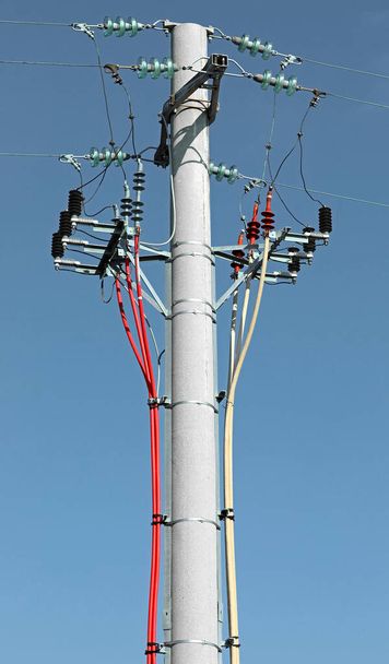 Yüksek voltajlı elektrik kabloları üzerinde çalışmak için elektrik kesicili direk - Fotoğraf, Görsel