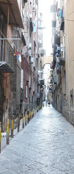 wąska uliczka w środku popularnych domów w dzielnicy Neapol we Włoszech - Zdjęcie, obraz