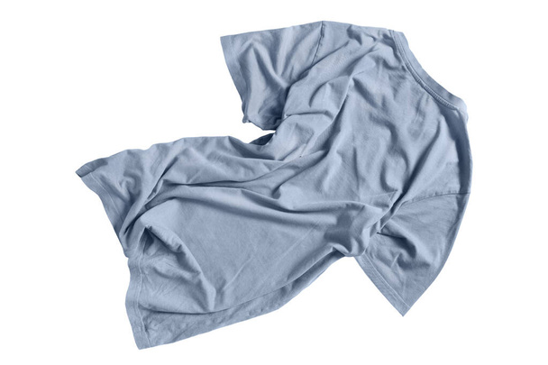 Verfrommeld blauwe oversized t-shirt geïsoleerd over Wit - Foto, afbeelding