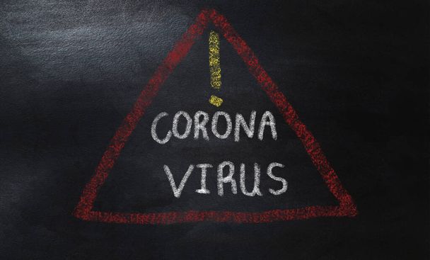 dibujo advertencia coronavirus signo en pizarra
  - Foto, Imagen