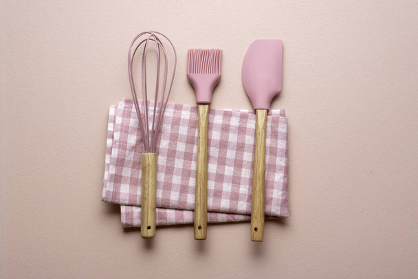 Keuken flat-lay in pastelkleuren. Bakgereedschap uitgelijnd op een roze keukendoek. Roze kookset. - Foto, afbeelding