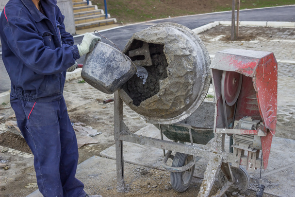 Builder munkavállalók amivel víz egy betonkeverõ 2 - Fotó, kép