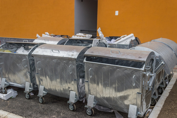金属のゴミ ゴミ容器 2 - 写真・画像