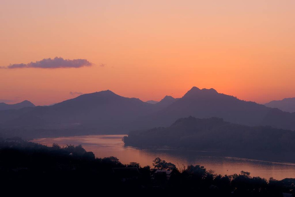Сумерки над туманными горами у реки Меконг. Вид с горы Пху-Си в Луанг-Банге, Лаос
. - Фото, изображение