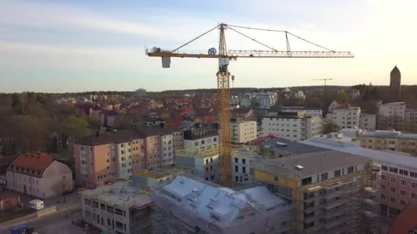 Vue aérienne du chantier de construction du nouveau bâtiment résidentiel grue à tour wint. - Séquence, vidéo