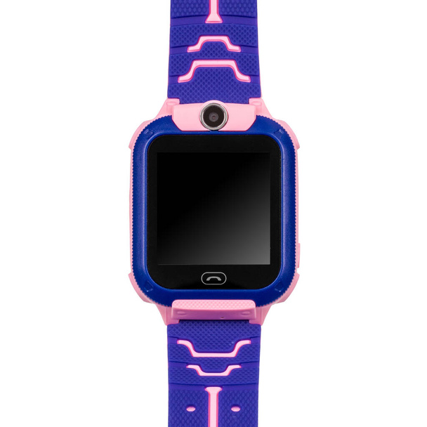 Smartwatch für Kinder mit flachem schwarzen Bildschirm für Beschriftungen, einer Ruftaste, einer Videokamera mit blauem und rosafarbenem Silikonarmband auf weißem Hintergrund. Frontansicht - Foto, Bild