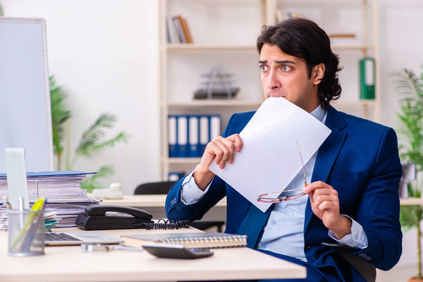 Young businessman sitting and working in the office - Photo, Image
