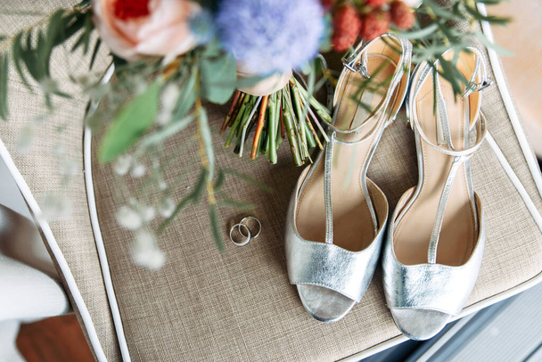 Срібне взуття, обручки та букет
 - Фото, зображення