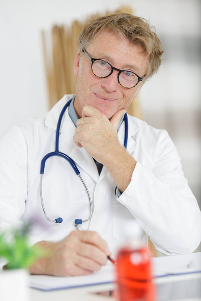 a doctor looking at camera - Фото, зображення