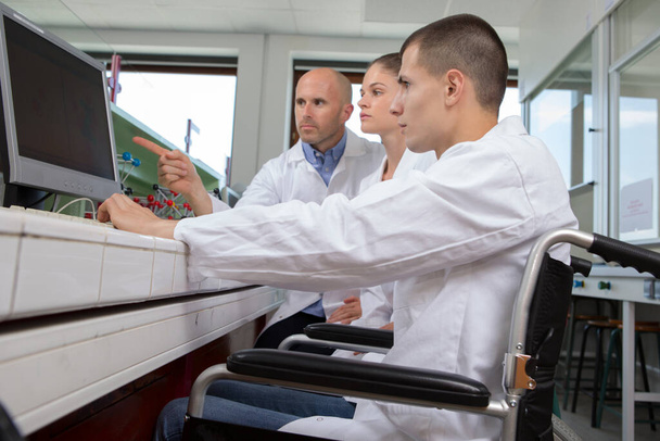 ricercatore medico maschio in sedia a rotelle in un laboratorio
 - Foto, immagini