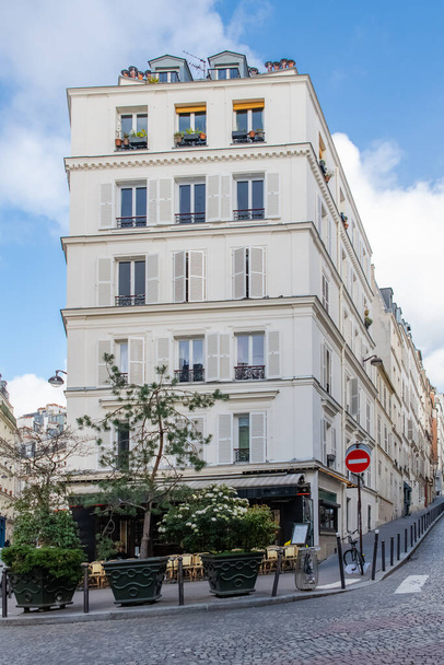 パリ、典型的なファサードと窓、モンマルトルの美しい建物、典型的なコーヒーと  - 写真・画像