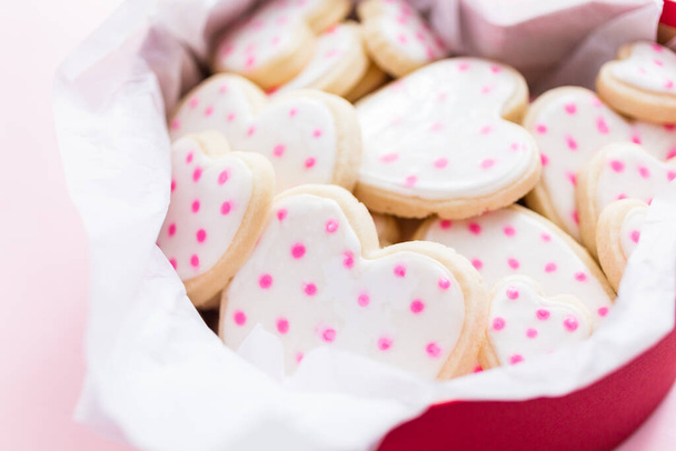 Galletas de azúcar en forma de corazón decoradas con glaseado real en caja de regalo
. - Foto, imagen