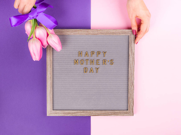 Χαιρετισμούς ημέρας μητέρων στον πίνακα επιστολών και τις τουλίπες - Φωτογραφία, εικόνα