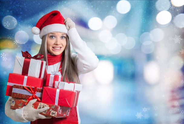 Beautiful woman in Santa hat with gifts - Foto, afbeelding