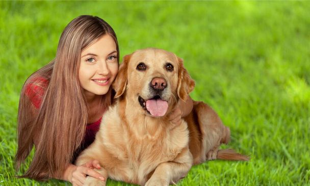 belle jeune femme avec son chien
 - Photo, image