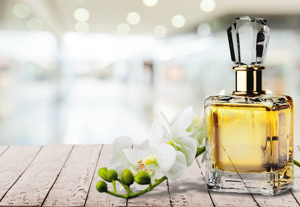 perfume bottle on wooden background  - Foto, afbeelding