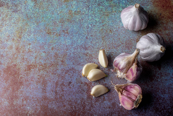 Dientes de ajo frescos y bulbo sobre fondo de color
 - Foto, Imagen