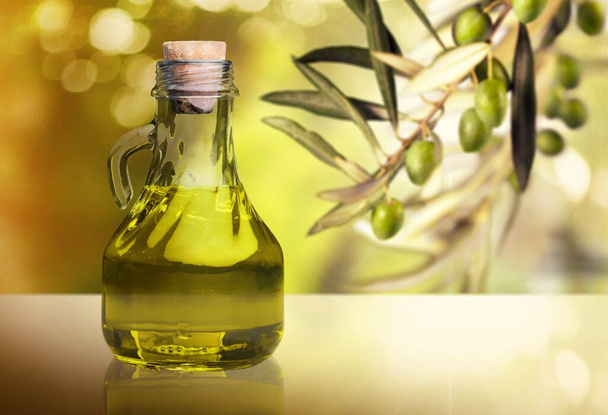 Olivenöl in Glasflasche mit nativem Olivenöl extra - Foto, Bild