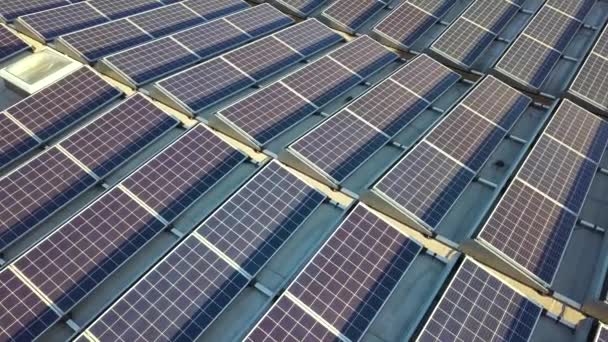 Vue aérienne de nombreux panneaux solaires photovoltaïques montés sur le toit d'un bâtiment industriel. - Séquence, vidéo