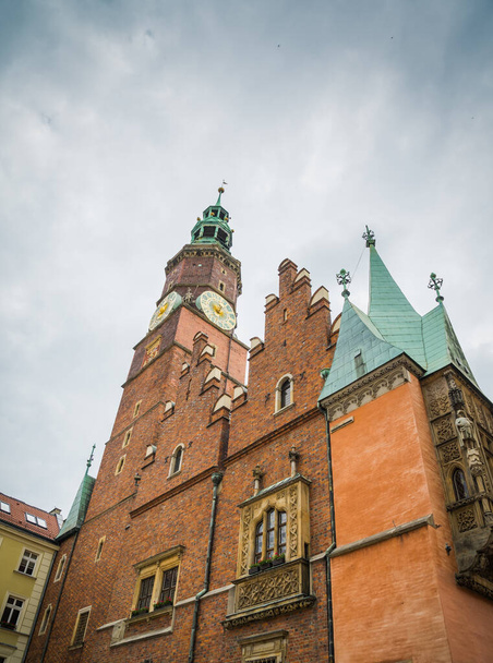 Вроцлав, Польша - 15 июня 2019 года. Красивая рыночная площадь во Вроцлаве, красивые старые дома
 - Фото, изображение