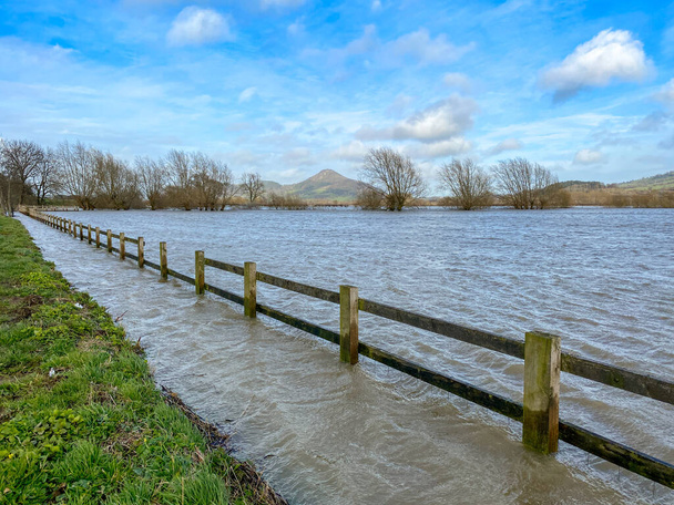 Fa kerítés és mezőgazdasági terület a víz alatt, mivel a Severn folyó heves esőzés után felrobbantja partjait - Fotó, kép