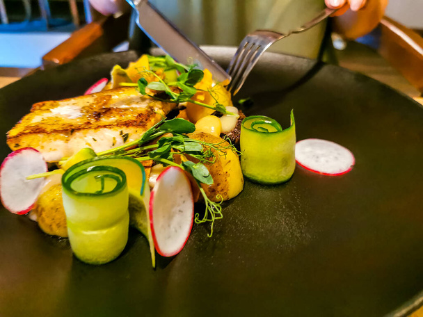 persico luccio alla griglia con verdure fondo cibo
 - Foto, immagini