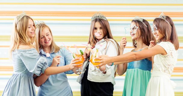 Красивые улыбающиеся девочки-подростки в платьях и коронах
 - Фото, изображение