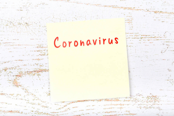 Nota adhesiva amarilla con recordatorio del peligro del coronavirus
 - Foto, Imagen