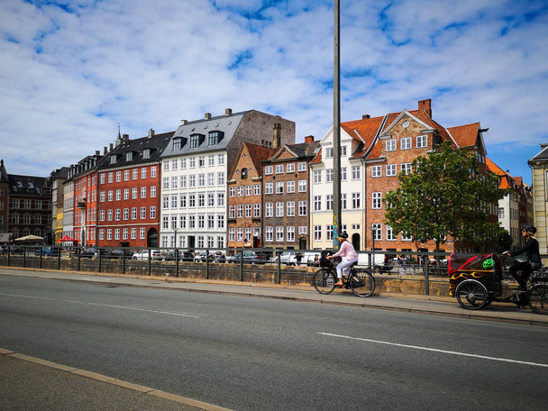 Kopenhag, Danimarka - 16 Temmuz 2019. Kopenhag 'ın güzel caddeleri seyahat geçmişi - Fotoğraf, Görsel