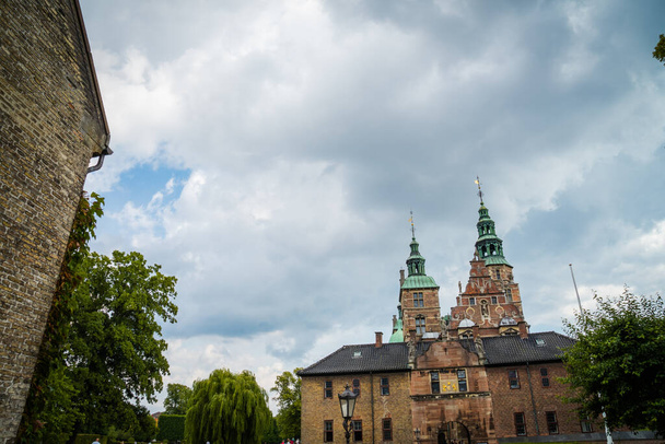 Kopenhaga, Dania - 24 lipca 2019. Piękny zamek Rosenborg w Kopenhadze - Zdjęcie, obraz