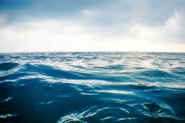 Ola de mar en la lluvia de cerca, vista de bajo ángulo fondo de agua - Foto, Imagen