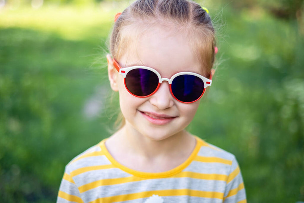 Little girl in nice sunglasses - Fotó, kép