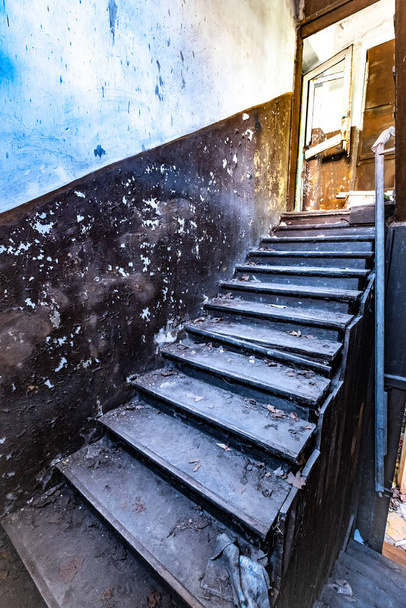 Terk edilmiş eski hastanedeki merdiven boşluğu. - Fotoğraf, Görsel