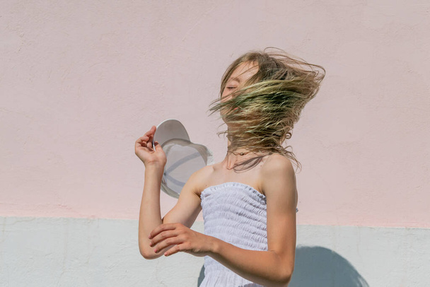 Teen girl in white summer dress - Fotoğraf, Görsel